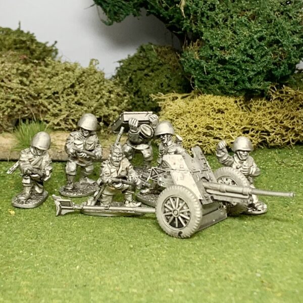 WW2R08b Russian 45mm AT Gun M1937 (6 crew). Russian 45mm AT Gun M1937 with 6 crew. Contains 1 Russian 45mm AT Gun M1937 and 6 crew. 1/48 scale vehicles are available HERE.