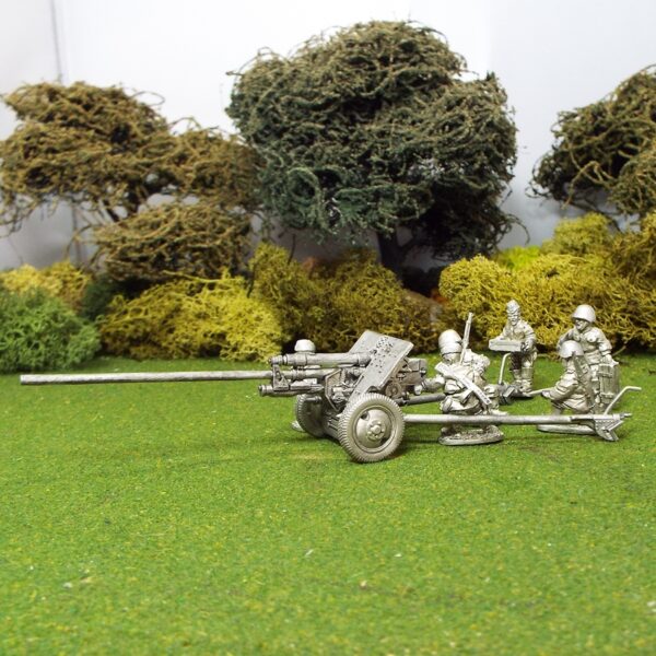 Russian 1/48 scale Zis 2 57mm Anti Tank Gun and 6 Crew.